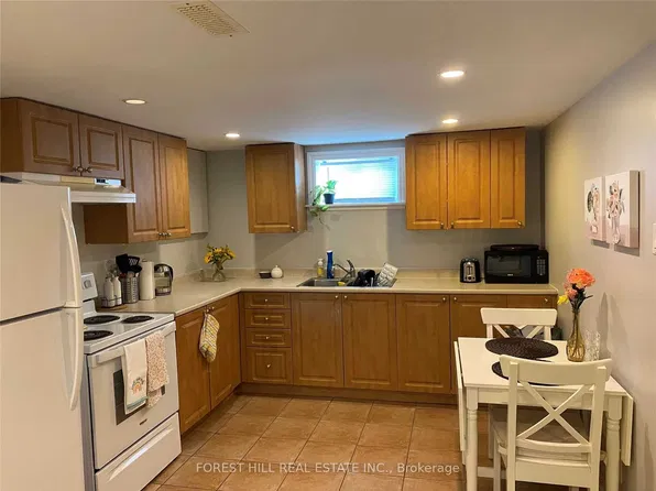 61 Roxborough Rd, Newmarket, ON L3Y 3K8