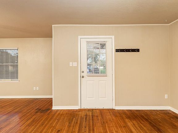 4th image of 203 Cypress St