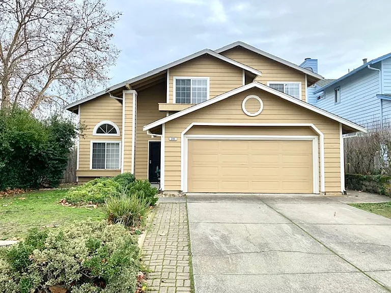 395 Cimarron Dr — Photo 1