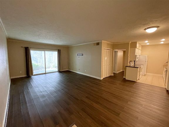 3rd image of 2224 S Piney Point Rd APT 114