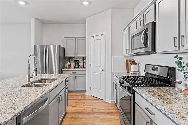 4 bed, 2.0 bath, 1836 sqft, $2,400 — Photo 4
