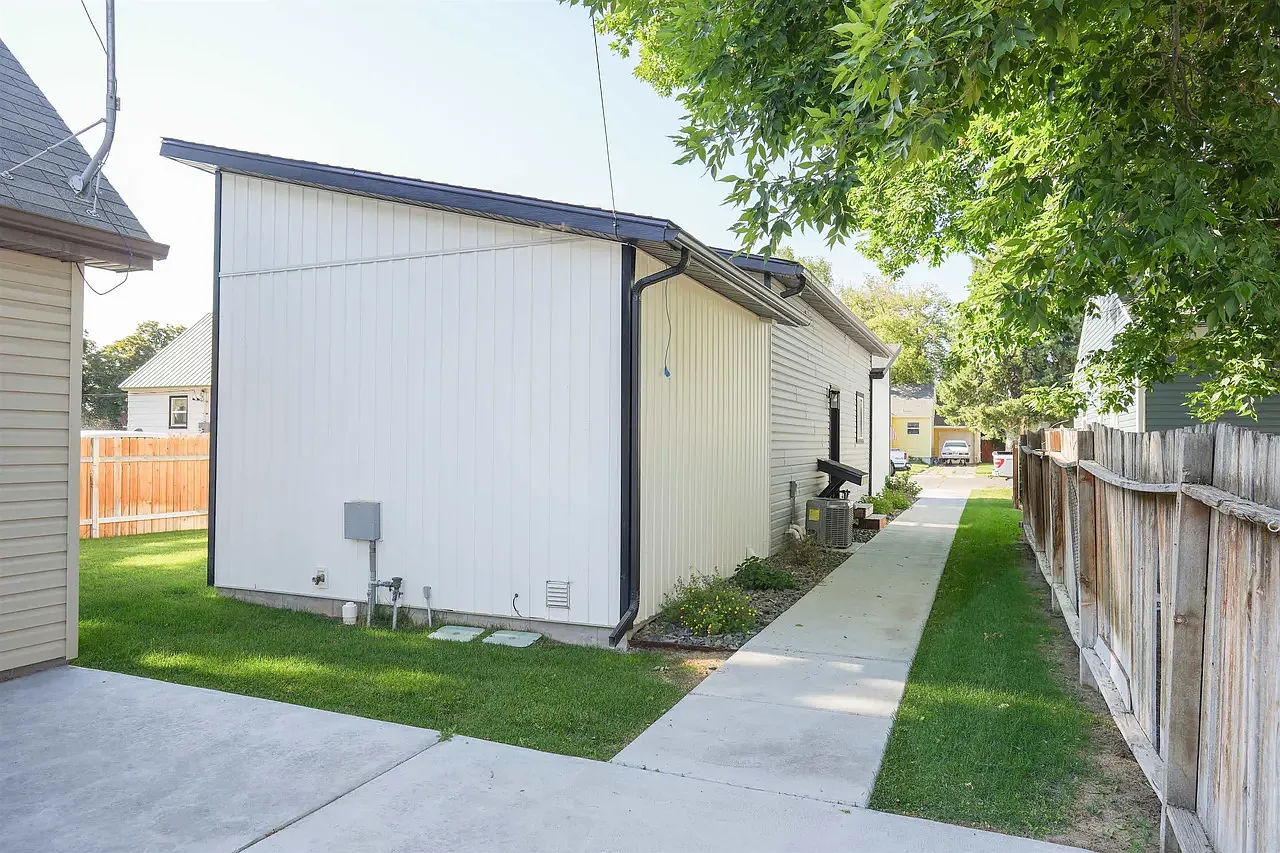 2 bed, 854 sqft, $1,400 — Photo 3