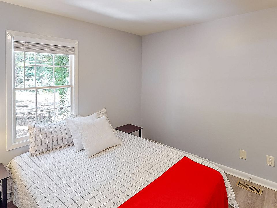 Disclaimer: This photo has been staged. Not all furnishings seen will be included. Please view the virtual tour.