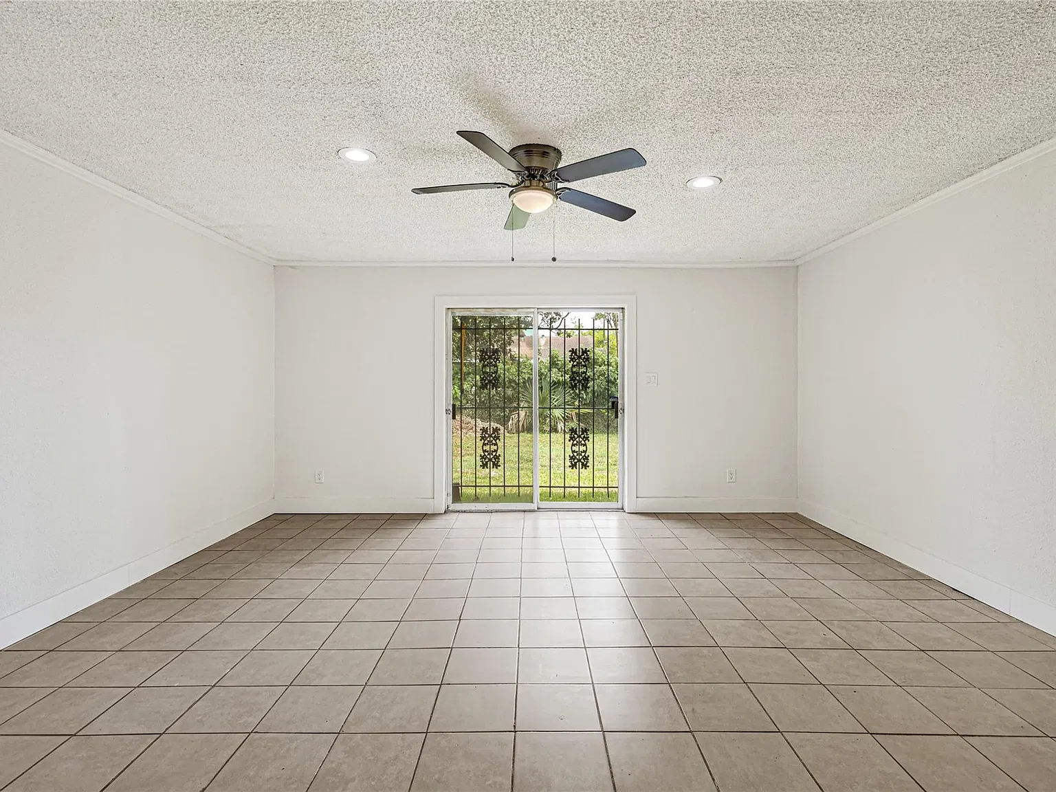 3 bed, 1.5 bath, 1660 sqft, $1,725 — Photo 4