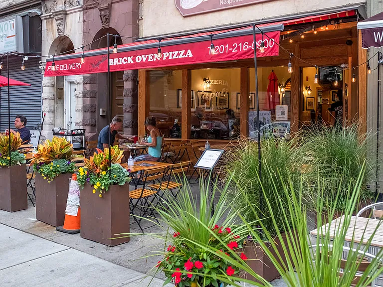 Check out your favorite dining options on Washington Street.