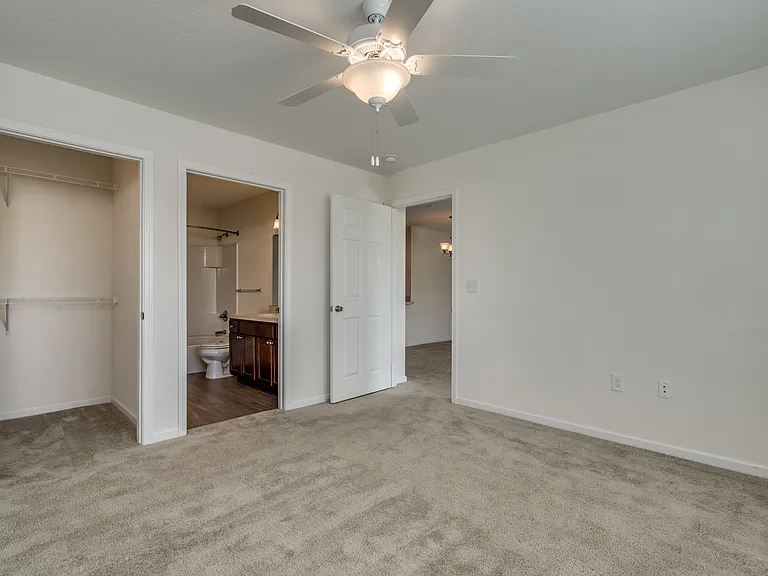 Killian Lakes Apartments and Townhomes — Photo 21