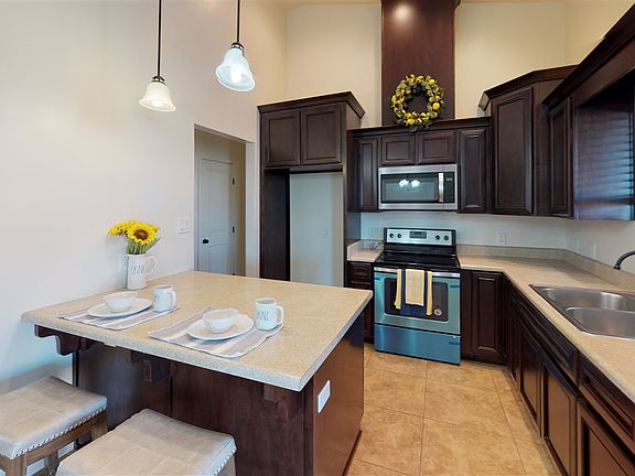 5th image of 404 N Gonzalez Dr