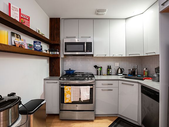 4th image of 132 Jefferson Ave #2