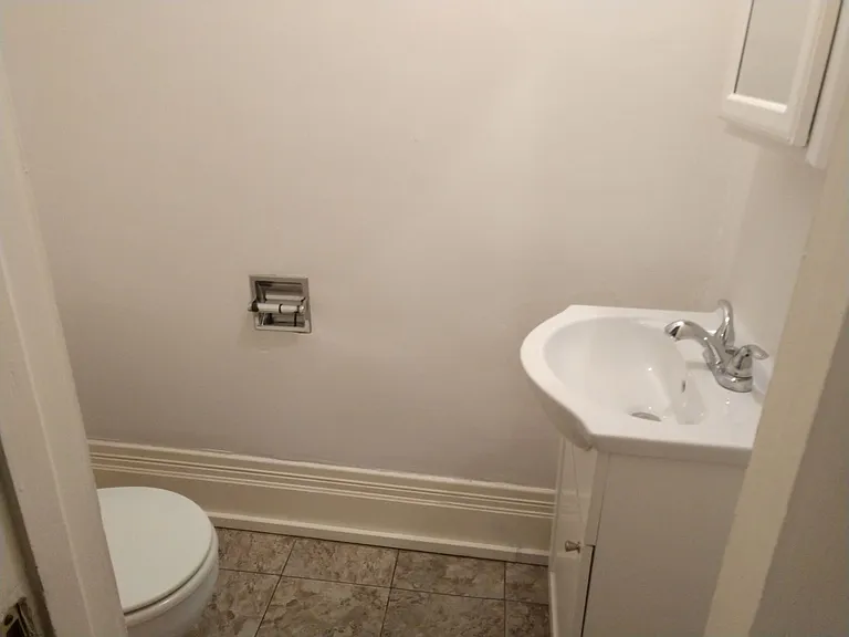 2228 Yew St — Photo 9