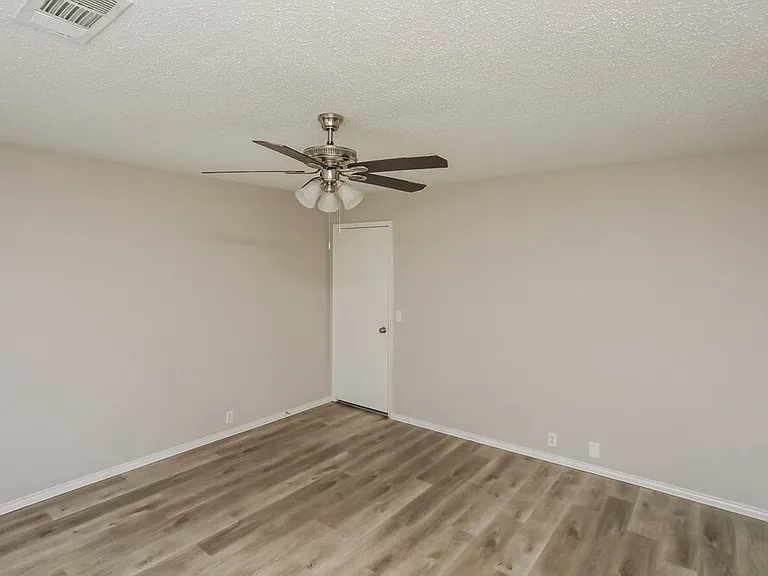 1919 Berkeley Dr — Photo 11
