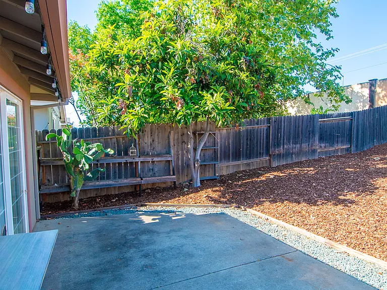 813 Comstock Dr — Photo 16