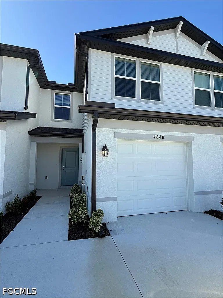 3 bed, 2.5 bath, 1347 sqft, $1,750 — Photo 2