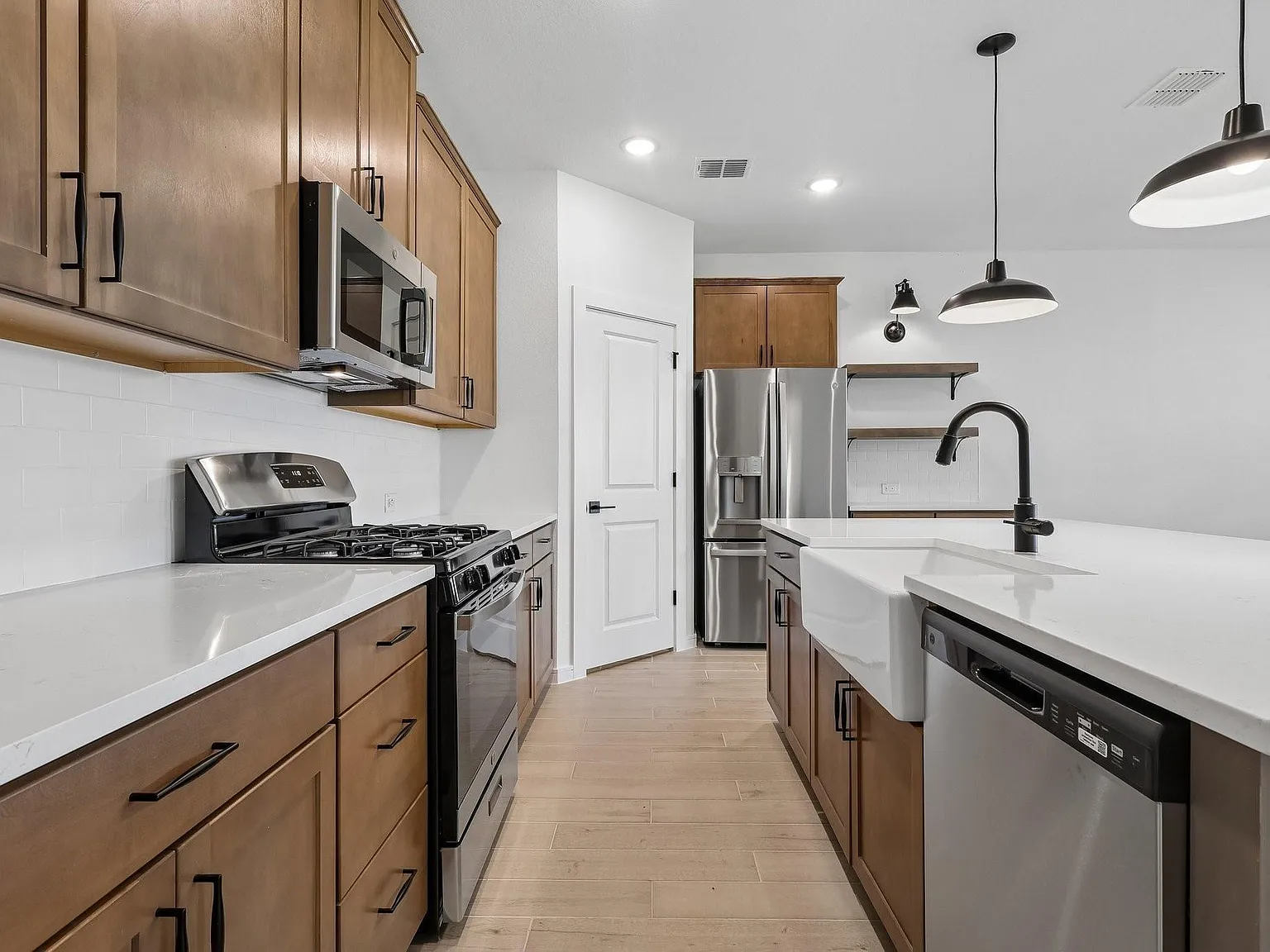 3 bed, 2.0 bath, 1767 sqft, $2,400 — Photo 3