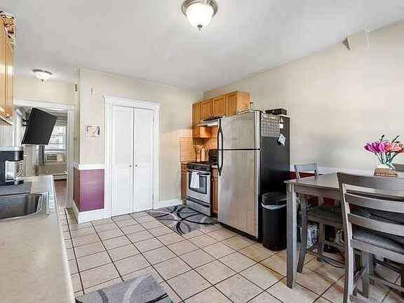 5th image of 31 Weston St Unit 2