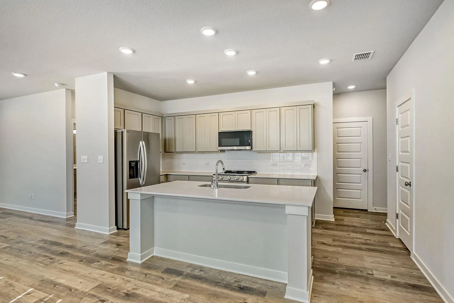 4 bed, 2.5 bath, 2262 sqft, $2,500 — Photo 4