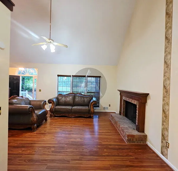 3718 Memorial Pkwy NW — Photo 11