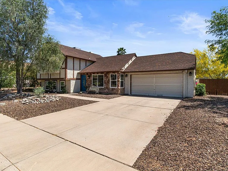 1041 E Kristal Way — Photo 2