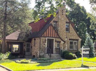 335 N Commonwealth Ave, Elgin, IL 60123