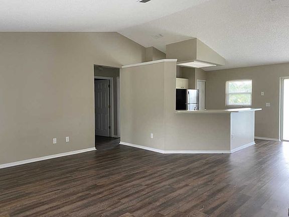 3rd image of 305 Paradise Dr
