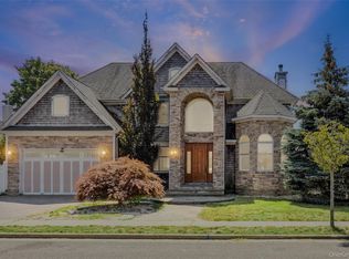 4 Sutton Pl, Massapequa, NY 11758