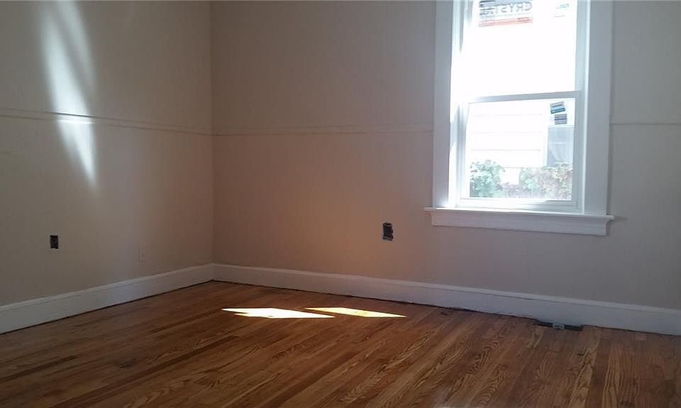 2nd image of 54 Sackett St