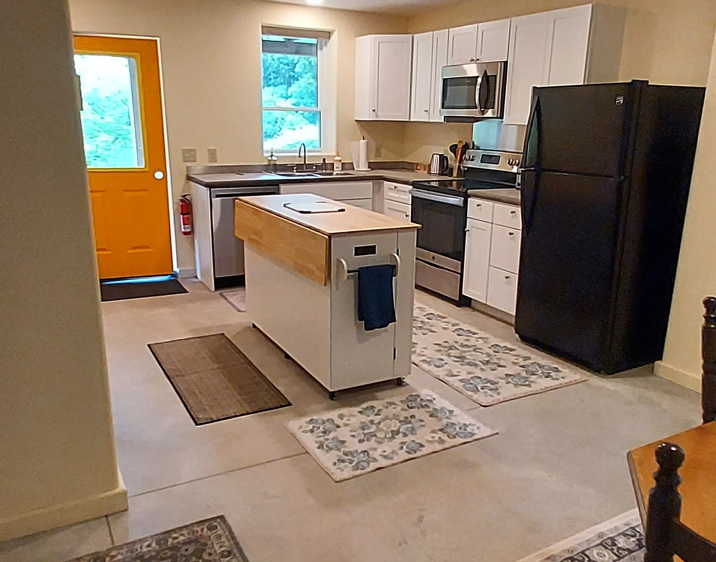2 bed, 950 sqft, $2,400 — Photo 1