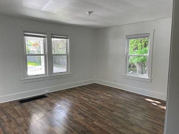 3rd image of 250 North Ave
