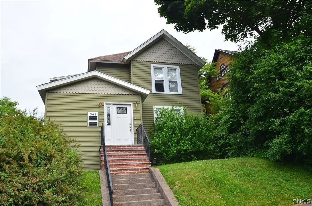 2 bed, 1.0 bath, 1742 sqft, $1,750 — Photo 2