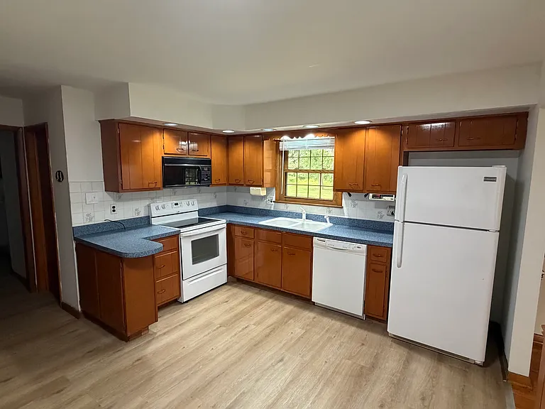 Kitchen Photo 2