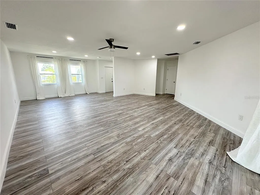 3 bed, 2.0 bath, 1838 sqft, $2,400 — Photo 4