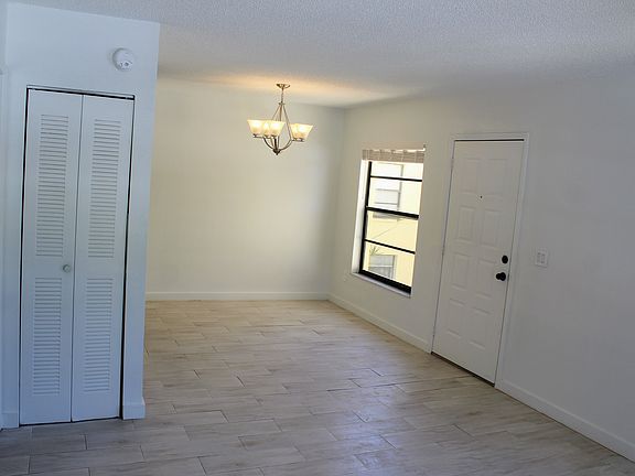 4th image of 13608 S Village Dr