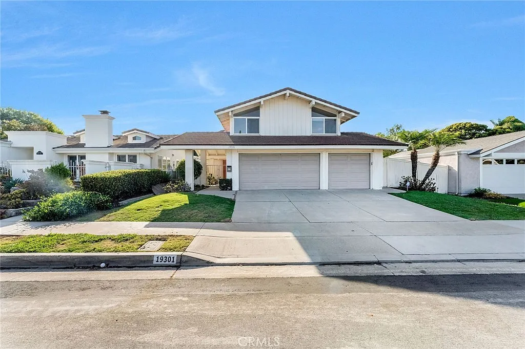5 bed, 2.5 bath, 2517 sqft, $6,500 — Photo 2