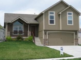 410 S Fox Ridge Dr, Raymore, MO 64083