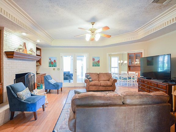 4th image of 104 Brook Ave