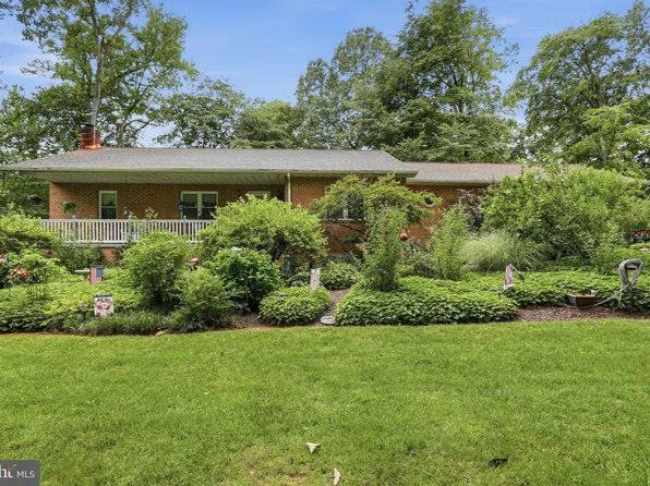 549 Macintosh Dr, Falling Waters, WV 25419