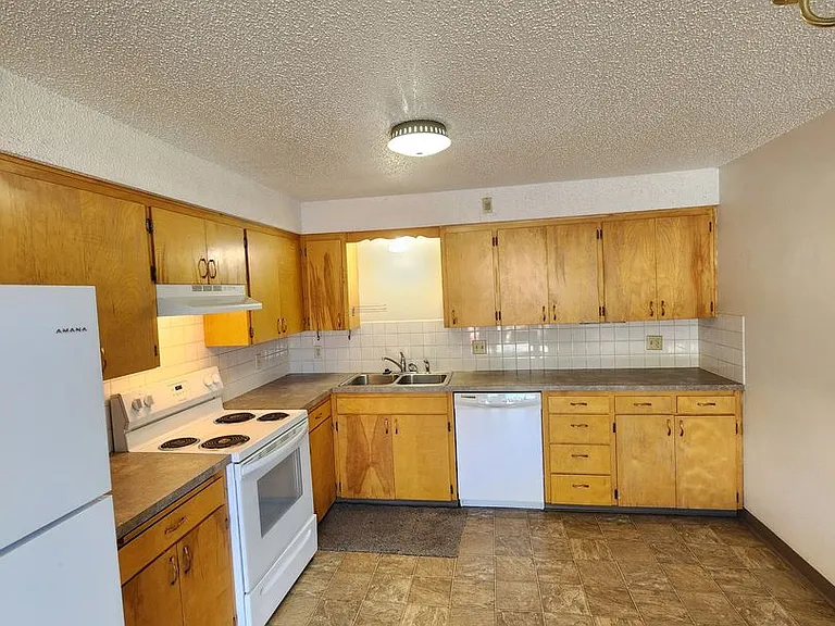 605 S Grand Ave — Photo 16