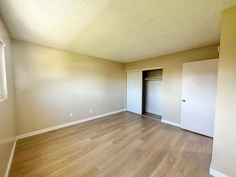 Huntington Clay Apartments — Photo 15