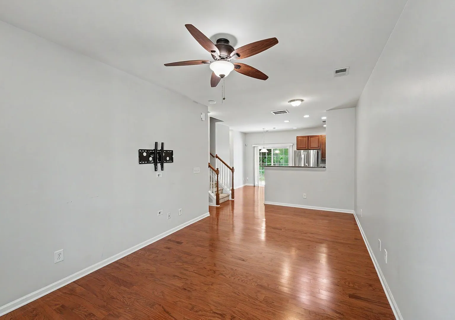 Beautiful 3BR Townhome with Community Pool & Garage! — Photo 4