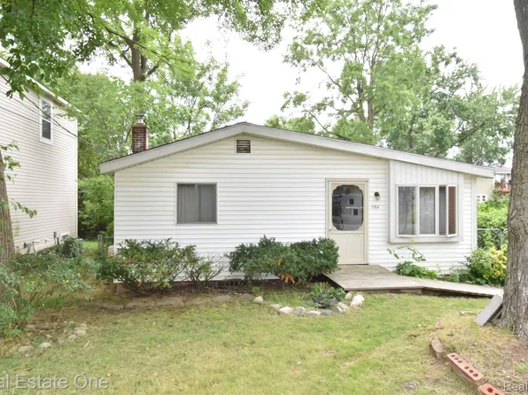 1764 Sylvan Gln, Keego Harbor, MI 48320