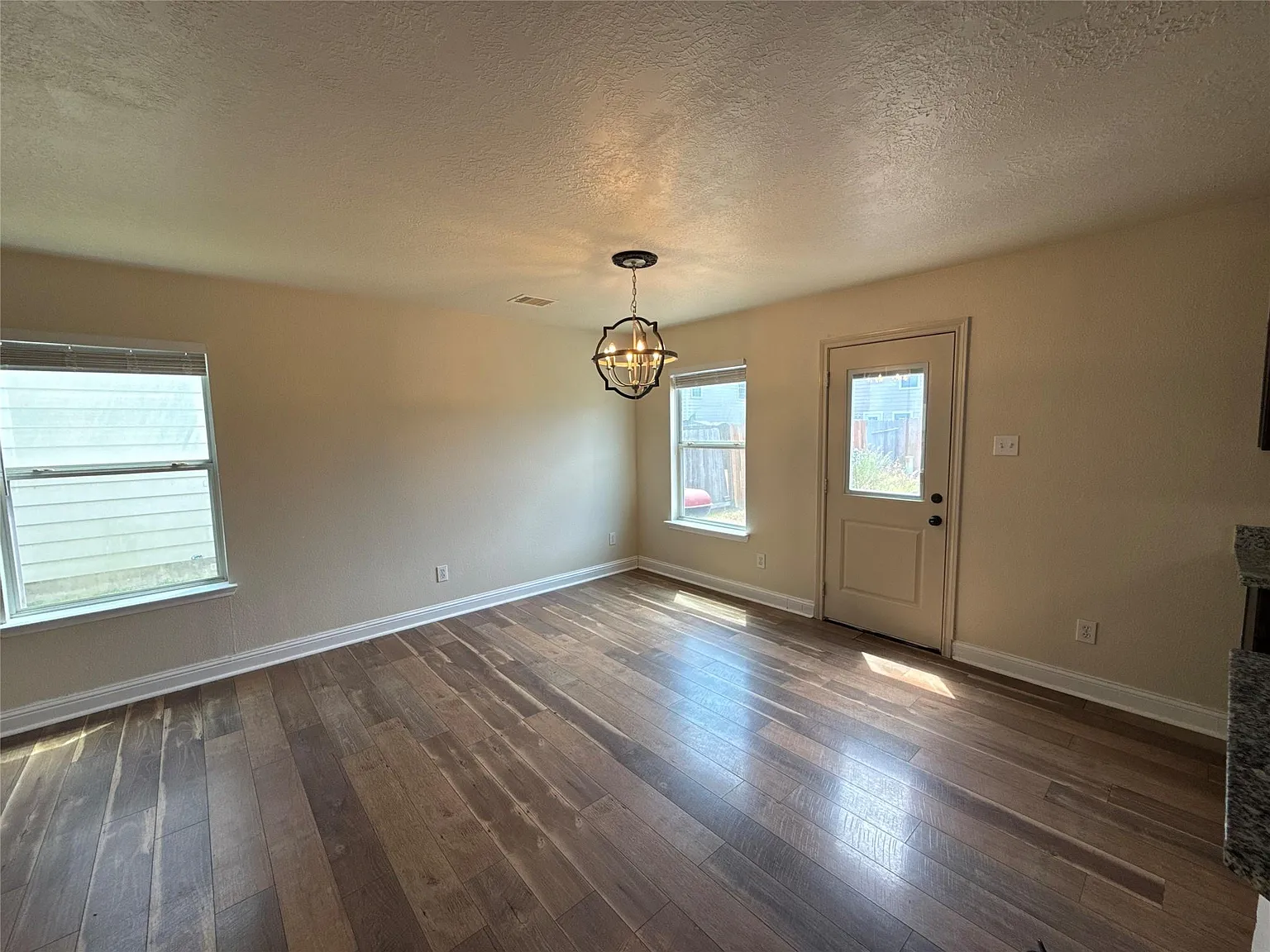 3 bed, 2.5 bath, 1908 sqft, $2,100 — Photo 4