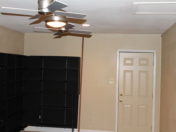 3rd image of 904 E Craven Ave