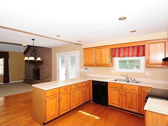 4th image of 709 Oakridge Dr