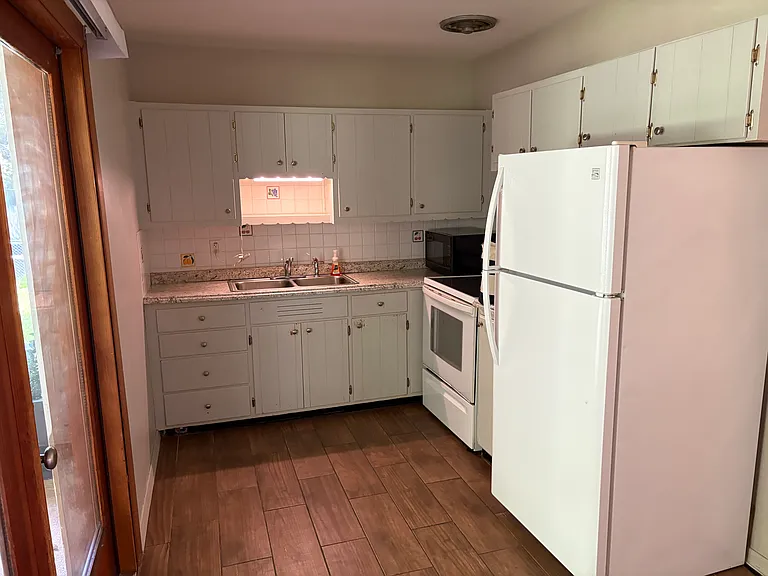 208 NE 37th Ter — Photo 8