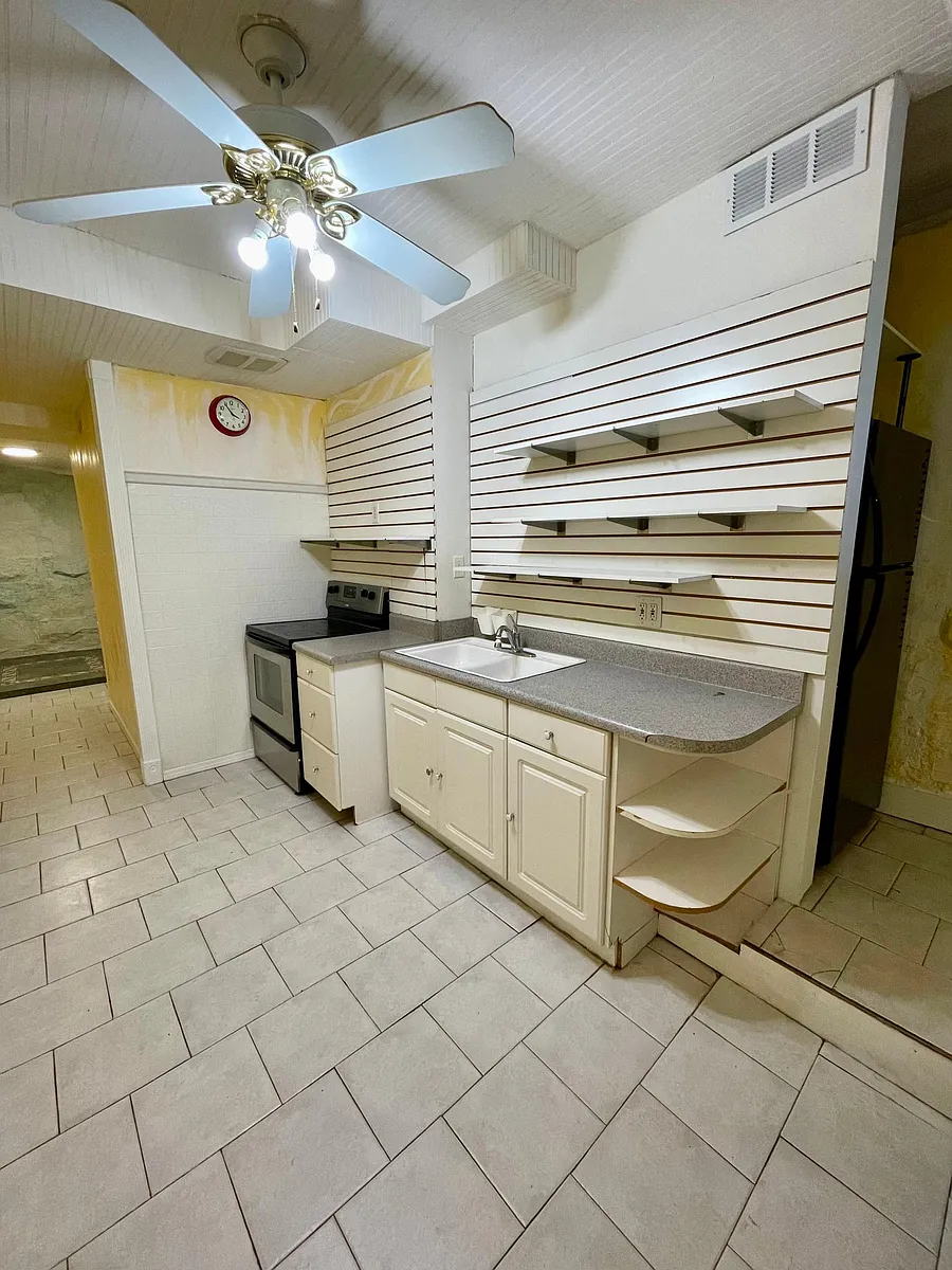 Kitchen - 589.5 Elmwood Dr NE
