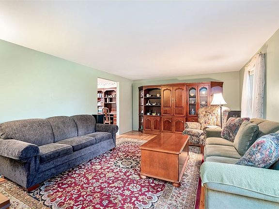 5th image of 1531 King Edward Dr