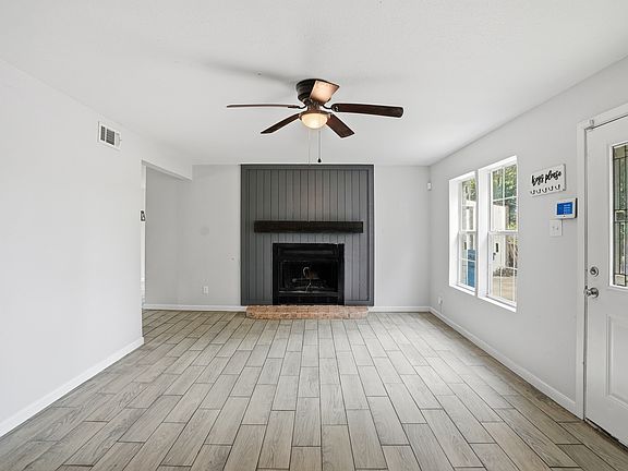 3rd image of 807 NE Frontage Rd