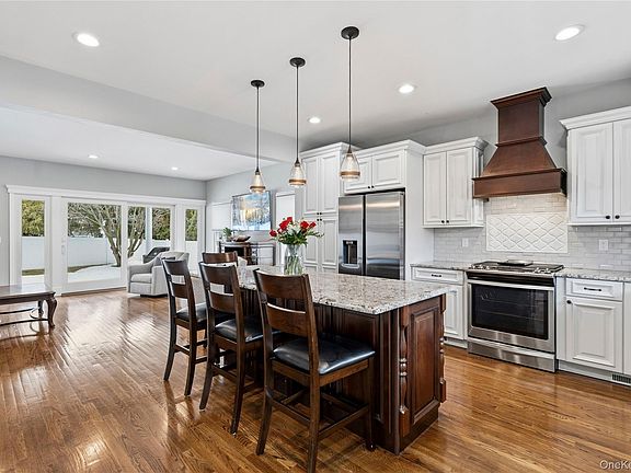 2nd image of 75 Syosset Circle