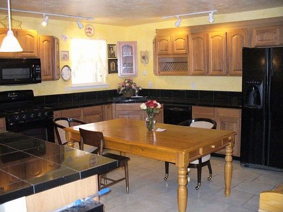 Hickory Cabinets, Granite Counters, New Appliances (2-yrs)