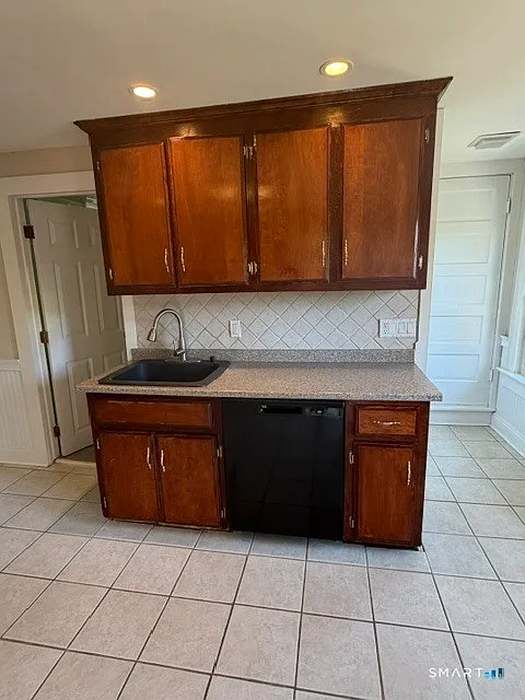 3 bed, 1.0 bath, 884 sqft, $2,000 — Photo 3