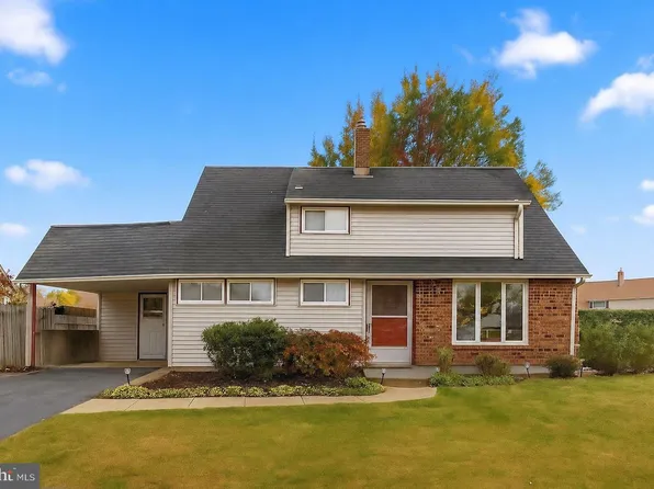 289 Goldenridge Dr, Levittown, PA 19057